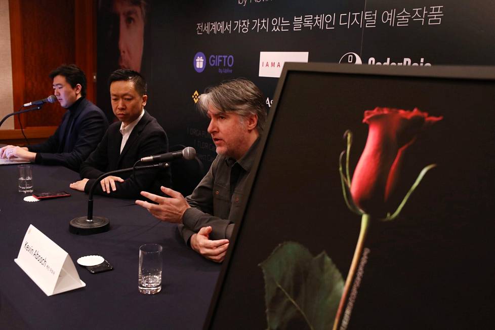 Kevin Abosch lehdistötilaisuudessa Etelä-Koreassa vuonna 2018.