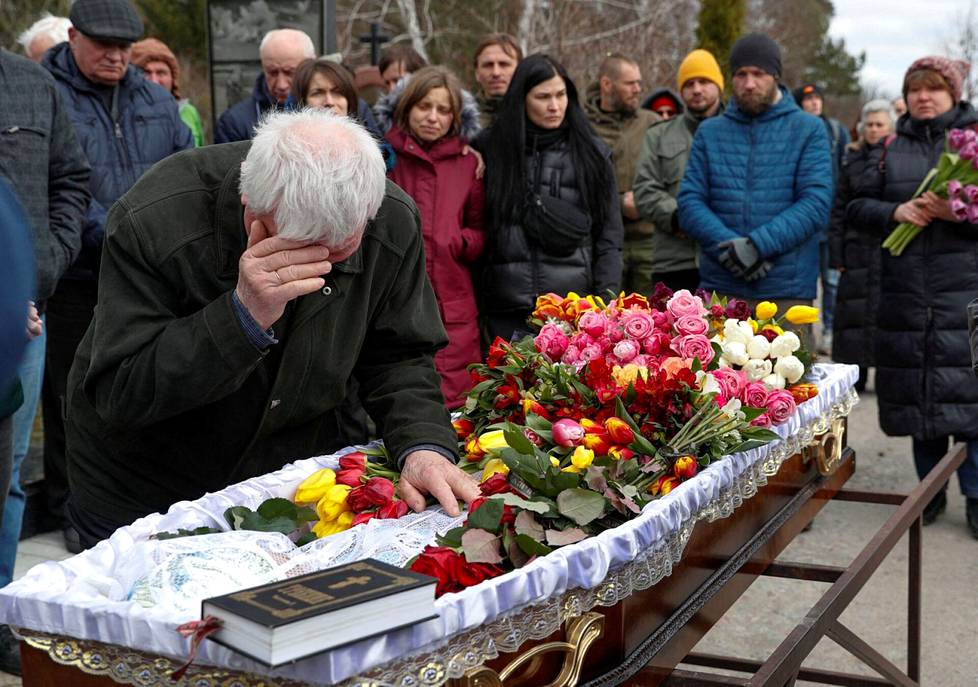 Uutistoimisto Reutersille työskennelleen ukrainalaisen uutisvalokuvaajan Maksim Levinin isä jätti jäähyväiset Venäjän hyökkäyksessä kuolleelle pojalleen Bojarkassa järjestetyissä hautajaisissa maanantaina.