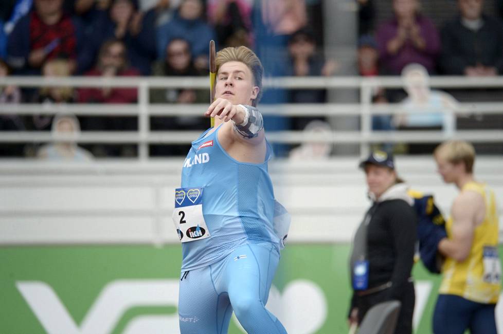 Janne Läspä (vas.) on keihäänheiton nuorten maailmanmestari.