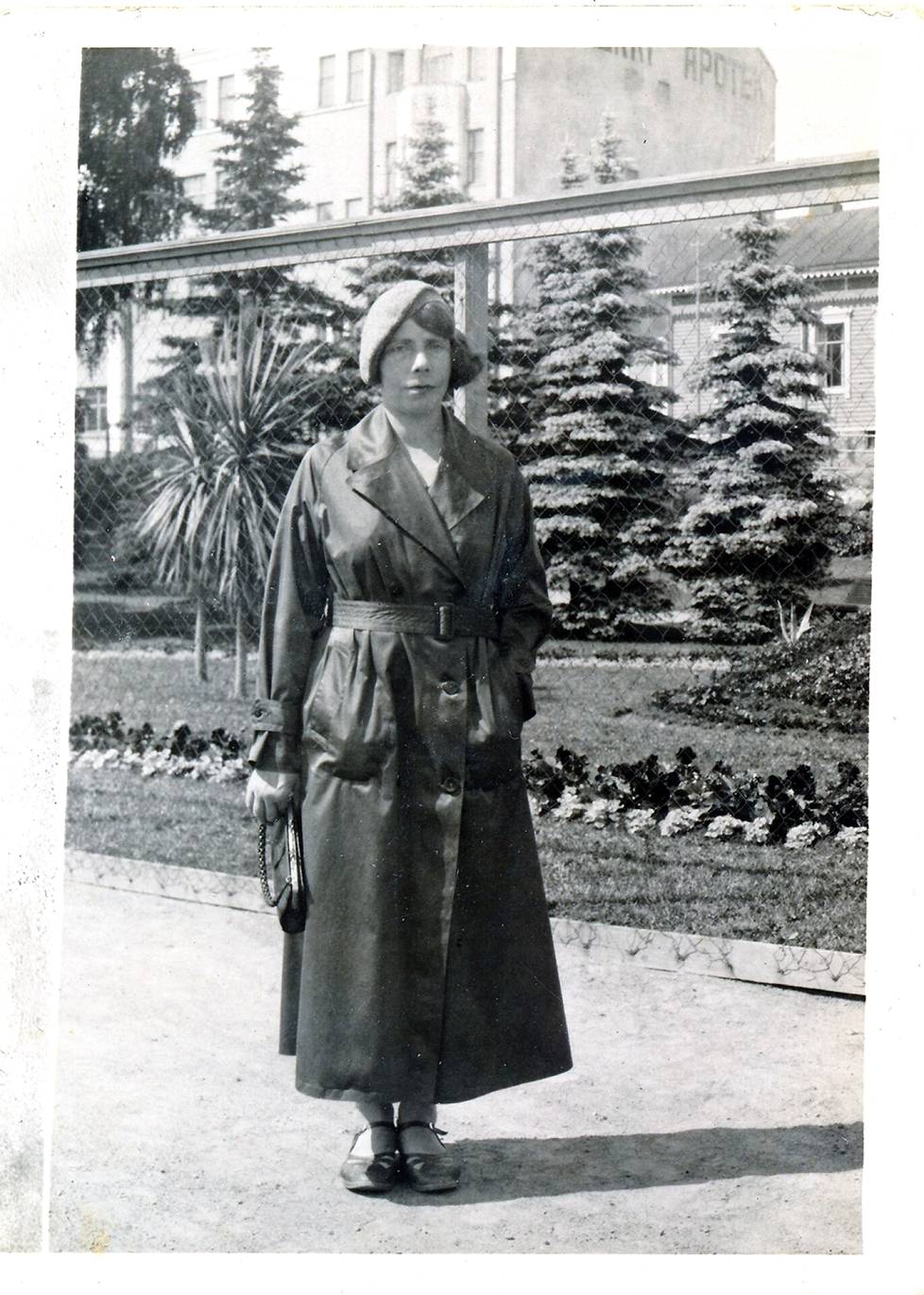 Silja Koivisto kirjoitti kirjan isoisotädistään Hilda Hakkaraisesta, joka surmattiin 2. kesäkuuta 1939. Kuvassa Hilda Kisakentän puistossa Kotkassa. – Jutun kaikki kuvat ovat Sataman kapakan Hilda -kirjan kuvitusta. 