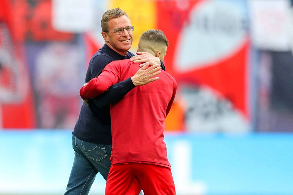 Saksalaisen Ralf Rangnickin tulo on saanut jo nyt Manchester Unitedin kannattajat uskomaan parempaan tulevaisuuteen. Kuvassa Rangnick halaa valmentamansa joukkueen pelaajaa Leipzigissa huhtikuussa 2019.