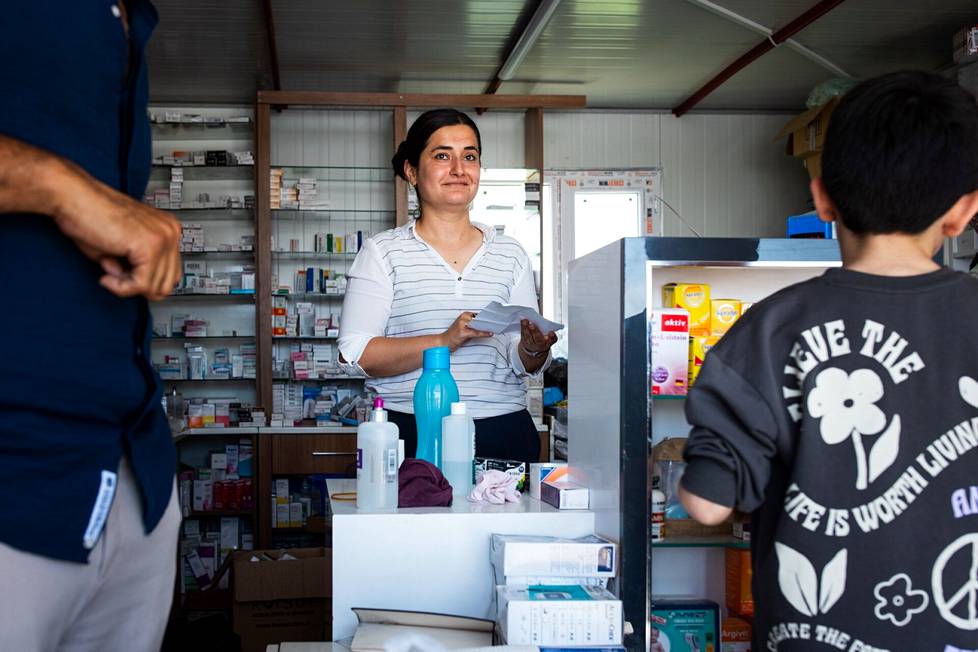 Hasret Ahrasin myi lääkkeitä asiakkailleen konttiin avatusta apteekista Antakyassa.