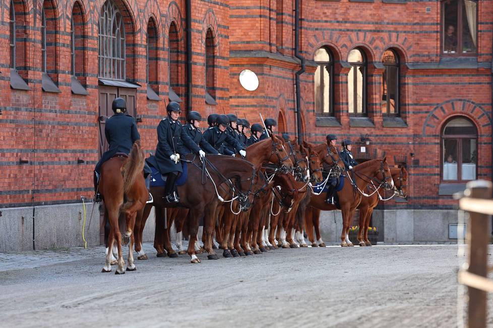 A horse convoy welcomed President Alexander Stubb and his spouse.
