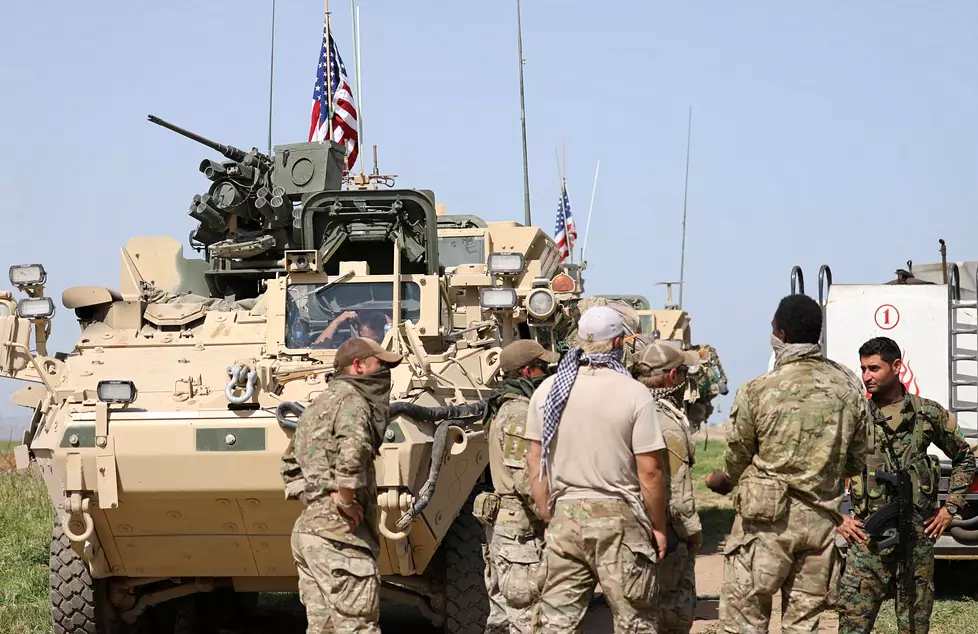 Syyrian kurdijoukot keskustelivat amerikkalaissotilaiden kanssa Syyrian pohjoisosissa viime huhtikuussa.