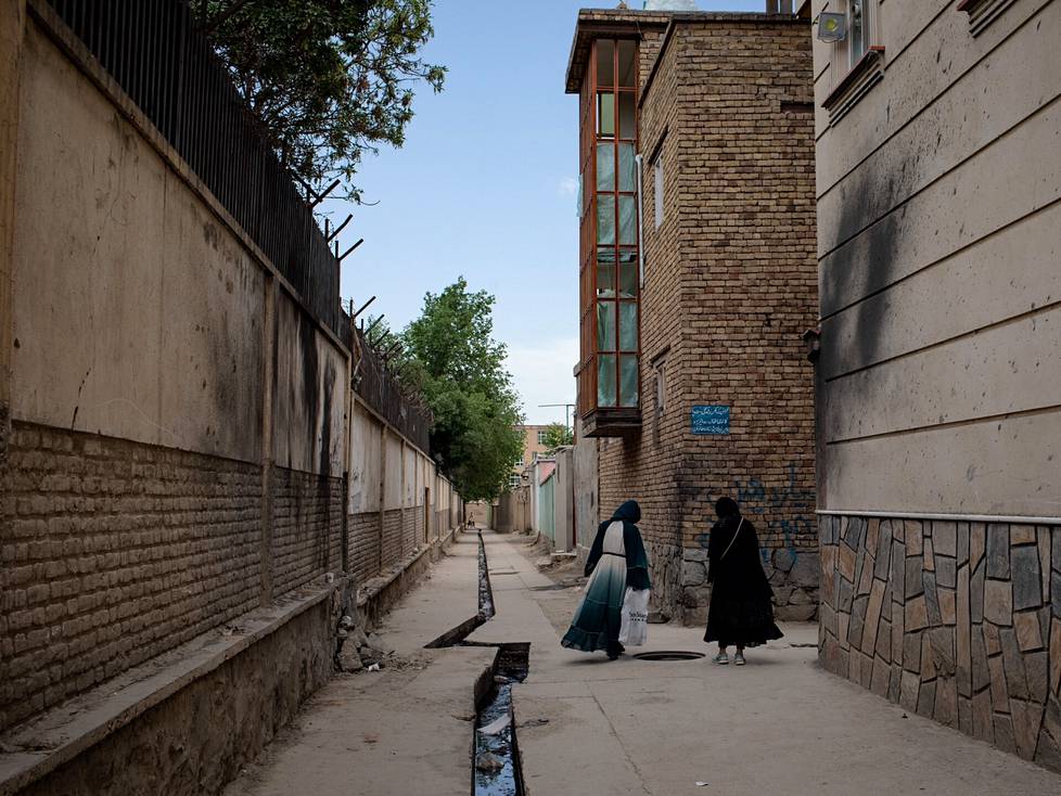 Kaksi tyttöä käveli kapealla kujalla, joka sijaitsee Abdulrahim Shahidin koulun takana Kabulissa. Pari päivää aiemmin paikalla tehtiin pommi-isku, jonka jälkiä näkyy yhä seinillä. 