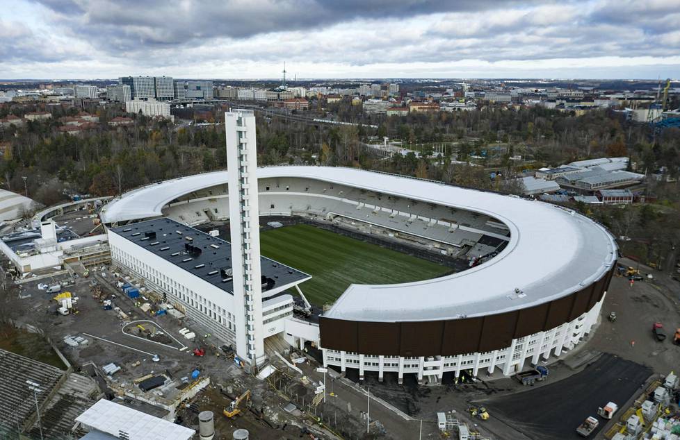 Olympiastadionin uusi nurmi vihersi viime lokakuun lopulla otetussa ilmakuvassa.
