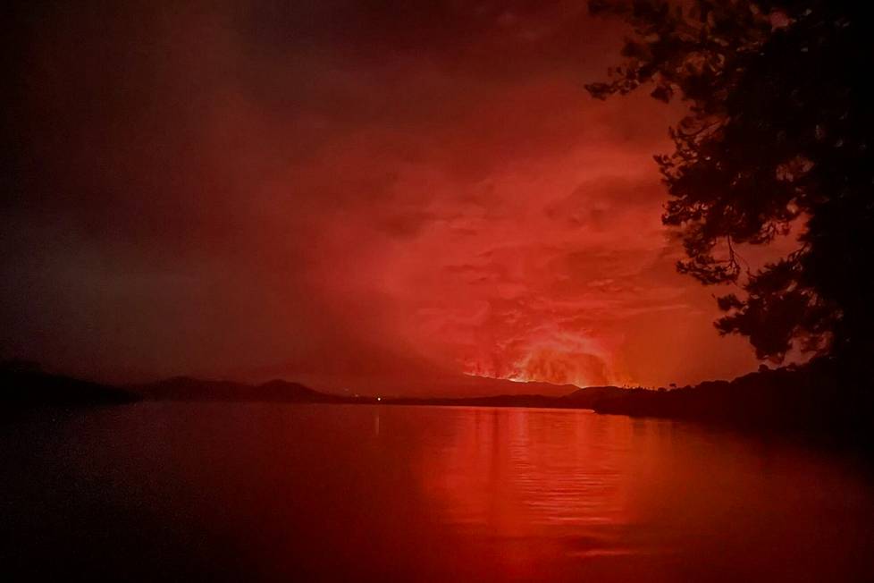 22. toukokuuta. Tchegera-saari Kivu-järvessä Kongon demokraattisessa tasavallassa. Taustalla purkautui Nyiragongo-tulivuori.
