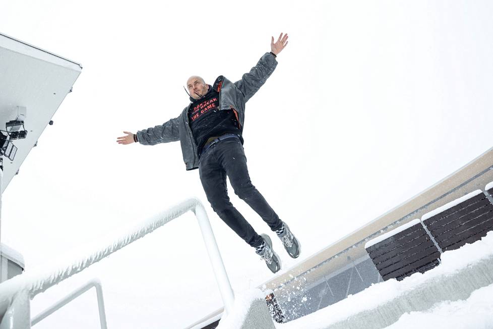 Tommy Lindgren was photographed at the Olympic Stadium on April 23 during a snowstorm.
