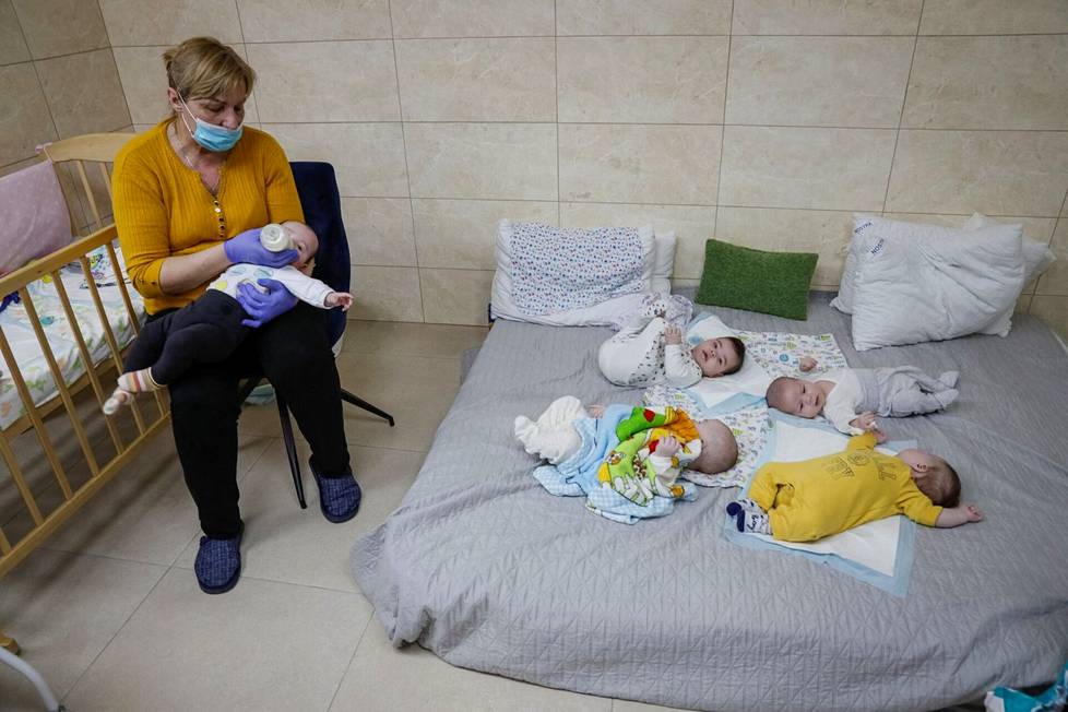 Hoitaja huolehti sijaisäitien synnyttämistä lapsista. Vanhemmat eivät ole voineen tavata lapsiaan Venäjän hyökkäyksen takia.