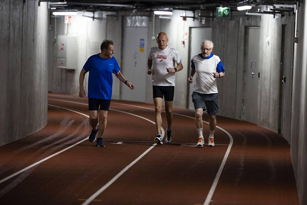 Hang Loose Runners  -ryhmän Ari Kantola (vas.), Kaj Lagerström ja  Jukka Arponen maan alla.