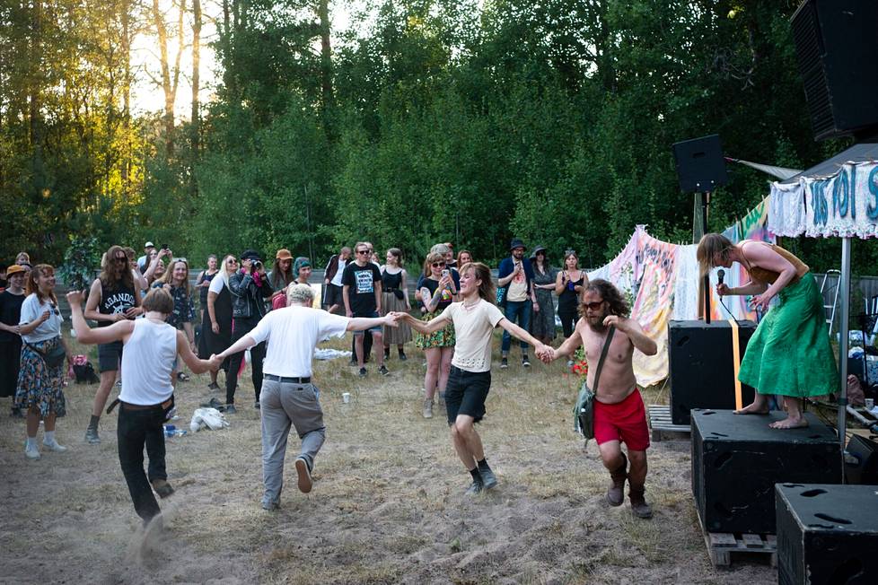 Seksihullut-yhtye sai yleisönkin hullaantumaan Kouvolan Jaalassa Jättömaa kylässä -festivaalilla.