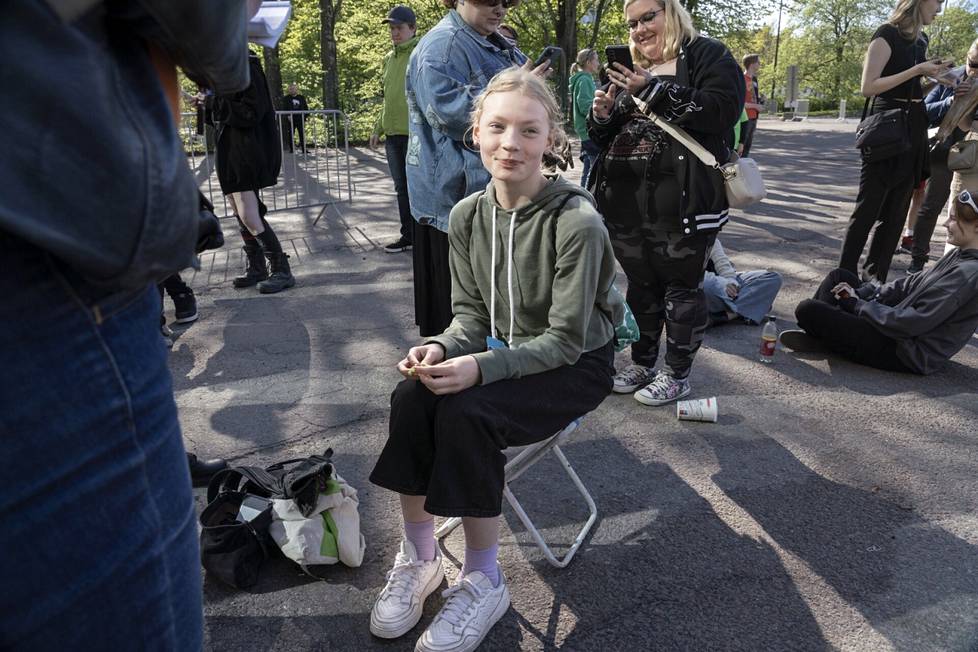 ”Odotan illalta eniten itse Käärijää, koska hän on vaan paras”, Loviisa Sandberg, 11, sanoi. Hän oli tullut tullut äitinsä kanssa konserttiin Turusta. Äiti oli ottanut mukaansa telttajakkaran, ettei jonotus kävisi liian rankaksi. 