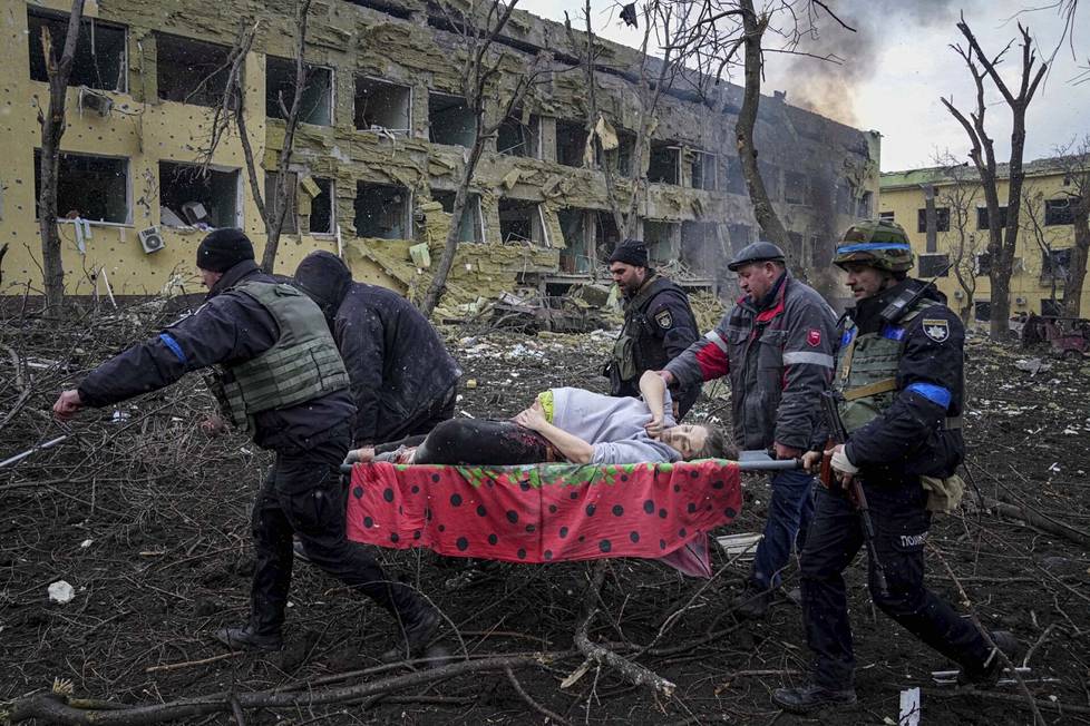 Ukrainalaisnaista yritettiin pelastaa Mariupolin synnytyssairaalasta. Hänen lapsensa syntyi kuolleena ja puoli tuntia myöhemmin äitikin menehtyi.