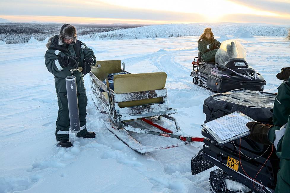 Tutkija Kimmo Neitola mittasi lumilinjaa Värriö-tunturilla. Johtaja Mikko Sipilä tarkkaili.