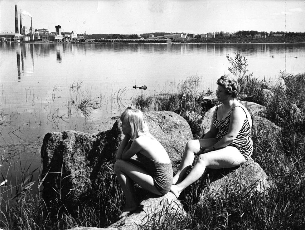 Saastunut vesi karkotti uimarit Huruslahden uimalasta Varkaudessa vuonna 1967. Uida ei voinut, mutta rantakivillä saattoi ottaa aurinkoa.
