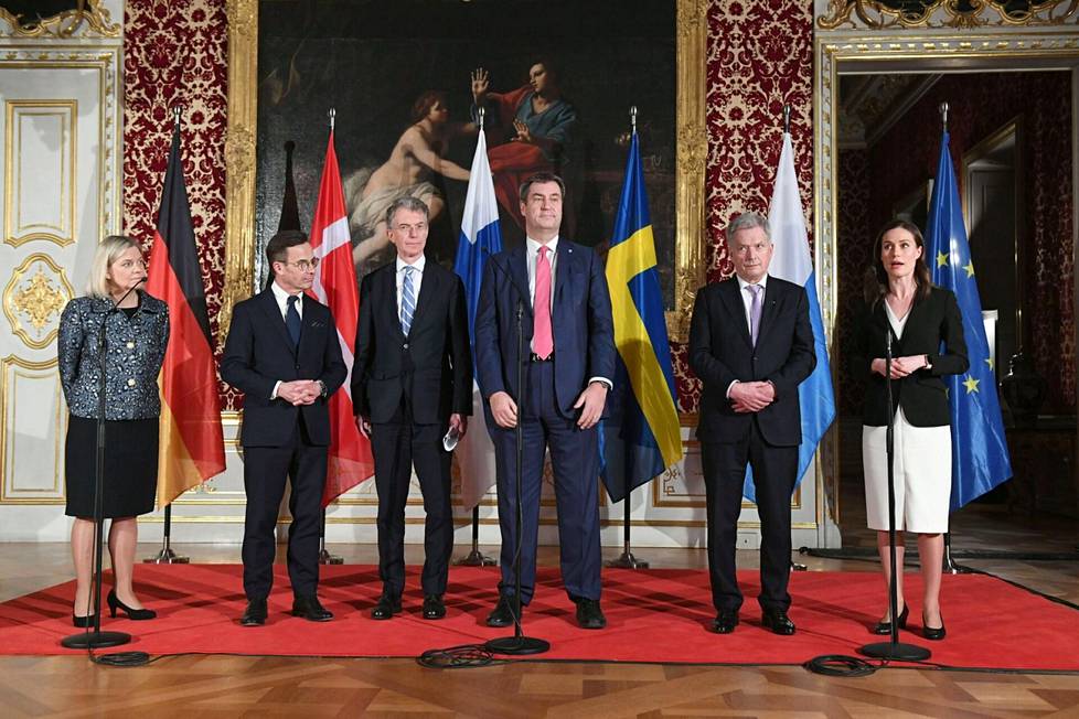 Ruotsin ja Suomen johtajat vastaanottivat lauantai-iltana Münchenissä Ewald von Kleist -palkinnon yhteisistä Nato-pyrkimyksistään. Suomea edustivat presidentti Sauli Niinistö ja pääministeri Sanna Marin, Ruotsia entinen pääministeri Magdalena Andersson ja nykyinen pääministeri Ulf Kristersson.