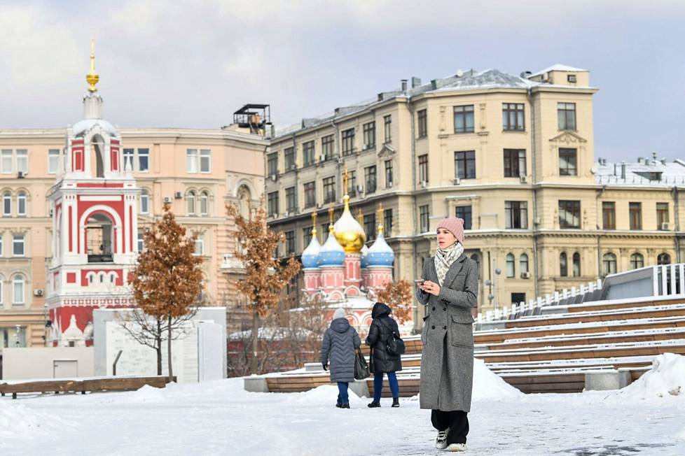 Kaupunkilaisia kävelemässä lumisessa Moskovassa viime torstaina.