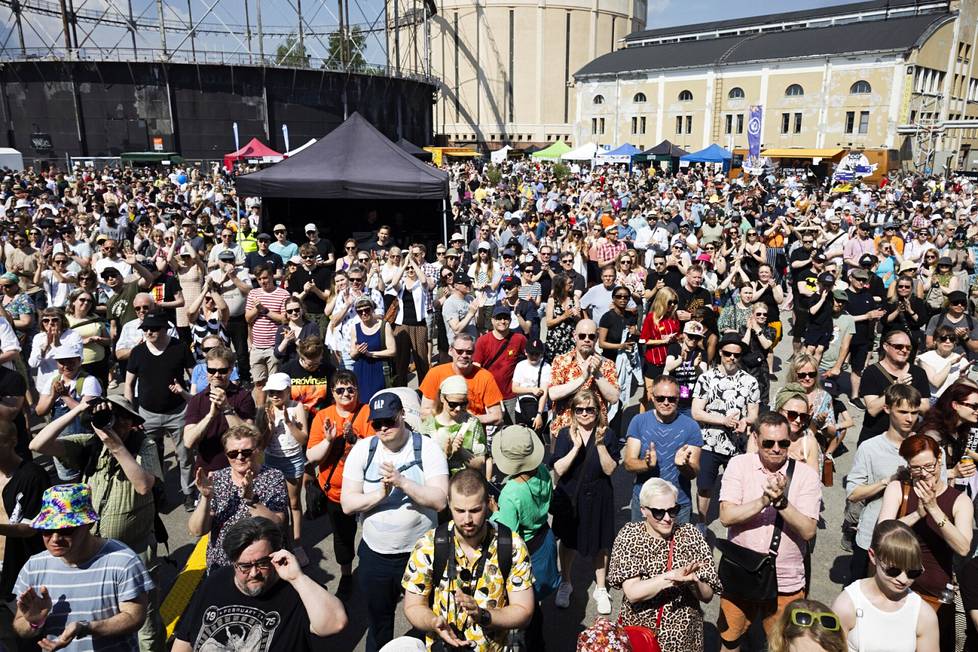 The Don Johnson Big Band gathered a large audience on the hot asphalt field in Suvilahti.