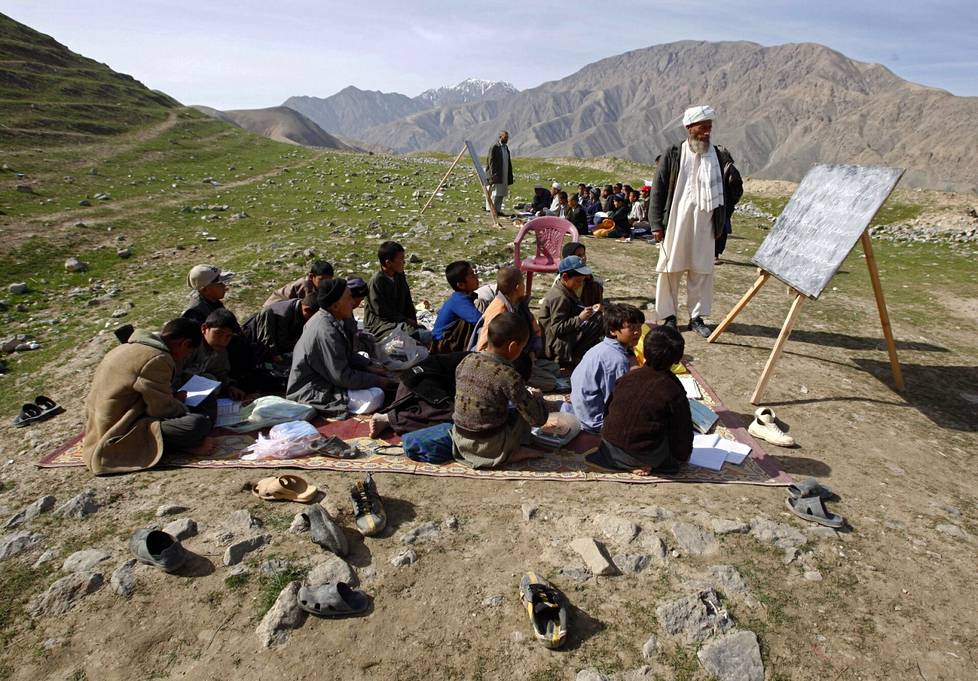 Lapset opiskelivat maaliskuussa 2009 ulkokoulussa Sang Surakhissa, noin 170 kilometriä Kabulista pohjoiseen.