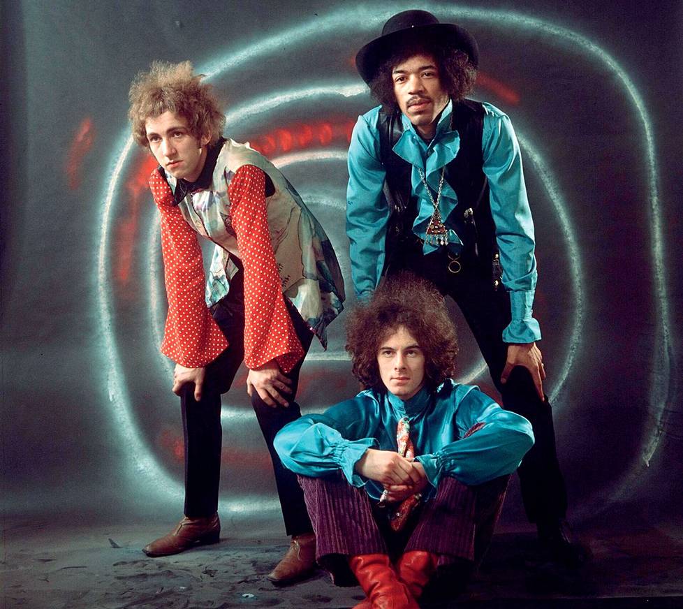 Tuore Jimi Hendrix Experience poseeraa kameralle. Oli kohtalon ivaa, että Hendrix oli ihmisenä läheisempi basisti Noel Reddingin (alhaalla)  kanssa, mutta luotti rumpali Mitch Mitchelliin muusikkona enemmän.