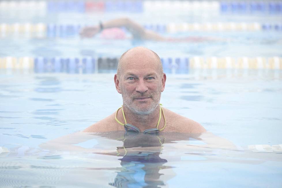 Ari Huusela käy usein uimassa Allas Sea Poolissa Helsingin Katajanokalla.