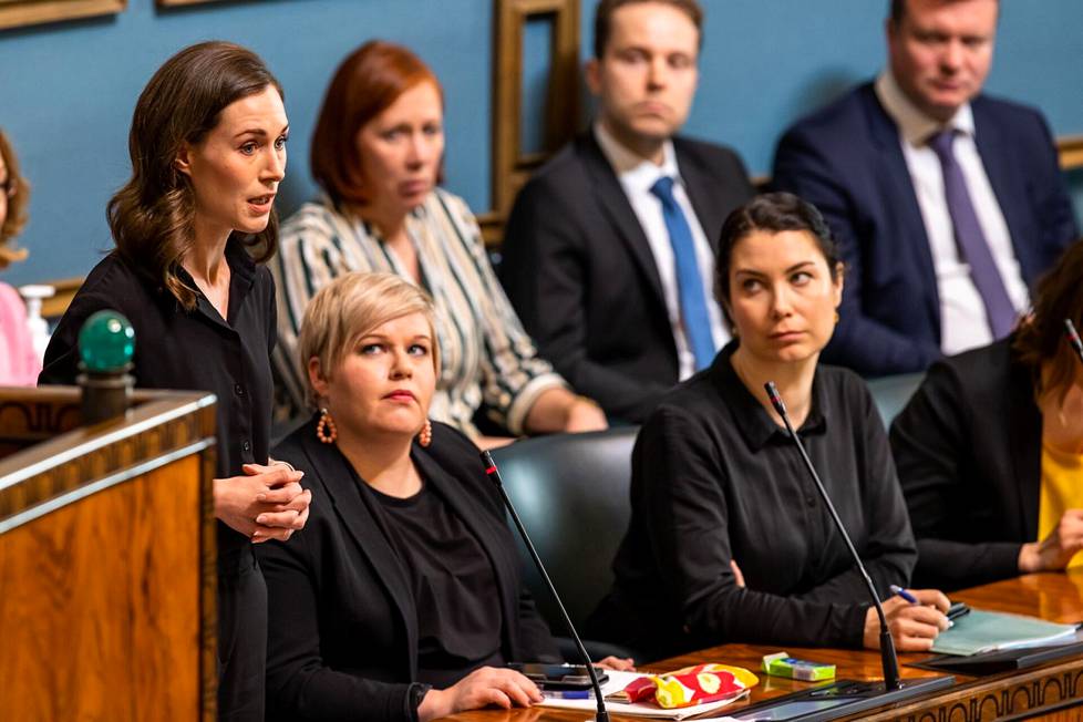 Pääministeri Sanna Marin (sd) puhui eduskunnan Nato-keskustelussa. Valtiovarainministeri Annika Saarikko (kesk) ja ympäristö- ja ilmastoministeri Emma Kari (virh) seurasivat. 