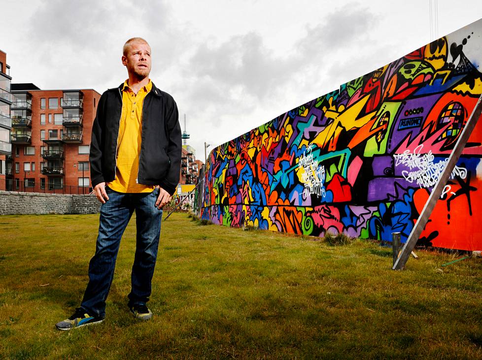 Helsinkiläinen graffititaiteilija Trama voitti graffitimaalauksen SM-kisat. Hän asettui kuvaan voittajatyön kanssa.