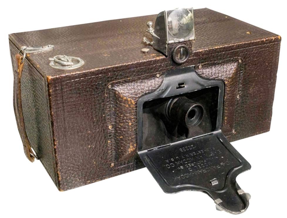 Kodakin panoraamakamera numero 4:n valmistus oli aloitettu vuonna 1899. Negatiivikoko oli peräti 9 x 30 cm.