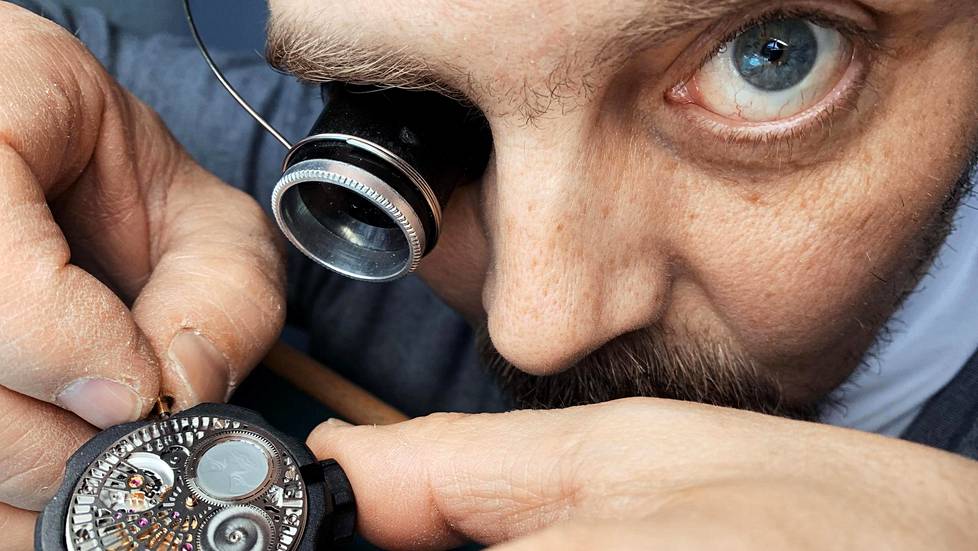 Kelloseppä Stepan Sarpaneva erikoistui Sveitsin-vuosinaan monimutkaisiin koneistoihin. Tämän kellon koneiston hän on itse suunnitellut.