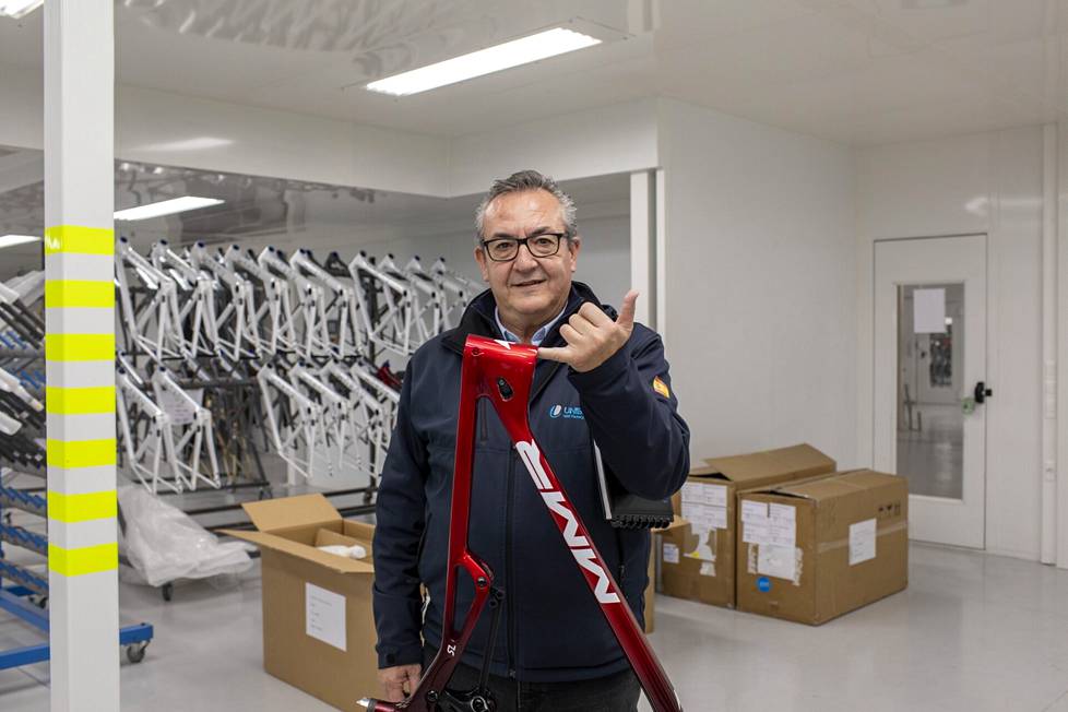 Yrittäjä Sergio Ramosin Unibike-yhtiö on erikoistunut asiakasyrityksiltä saapuvien polkupyörän runkojen maalaukseen ja kuviointiin. Ramos kertoo, että huipputason kilpapyöriin käytettävä erikoismaali voi maksaa 800 euroa kilolta. 