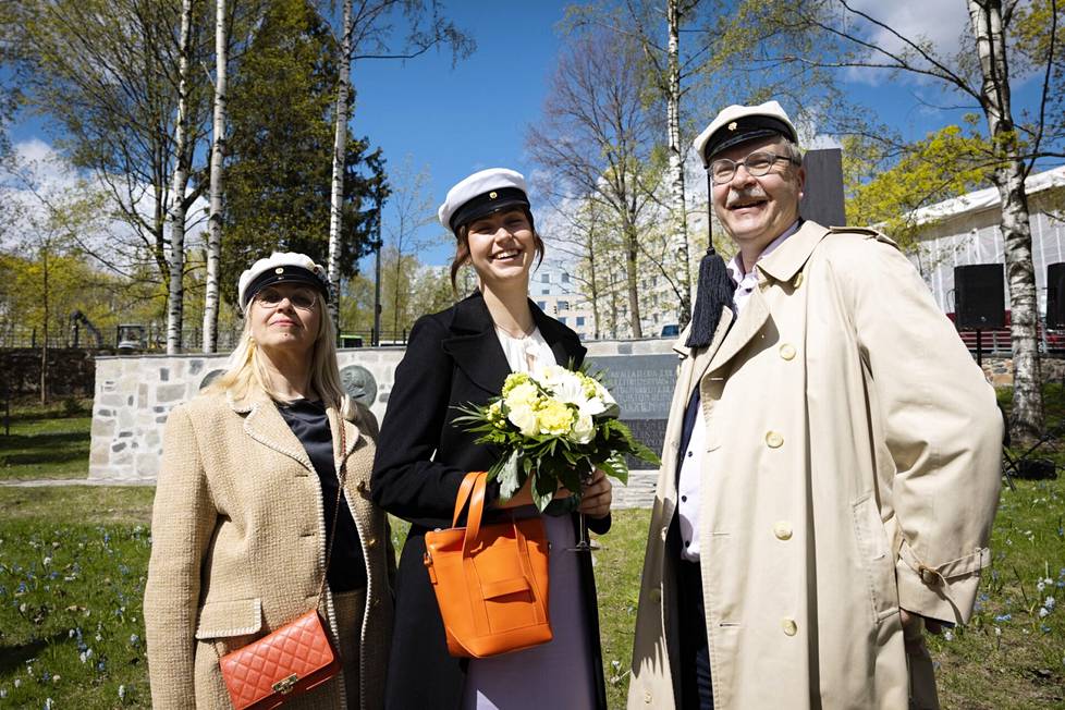 Seppeleensitoja Ann-Mari Yliperttula nautti juhlahetkestään vanhempiensa kanssa.