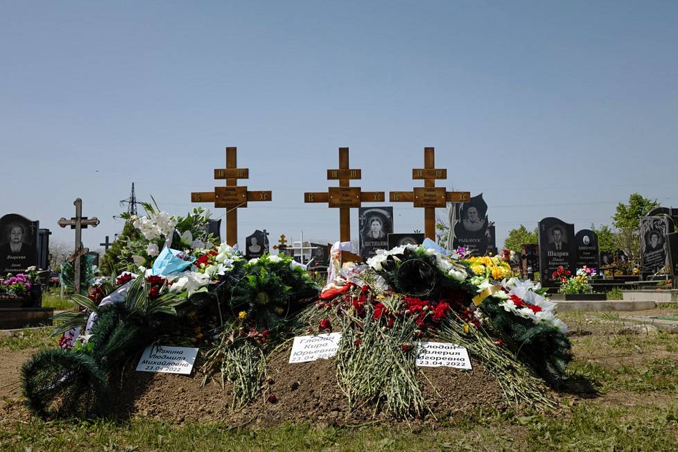 Ljudmila Javkinan, Kira ja Valeria Glodanin haudat sijaitsevat Avanhardin hautausmaalla Odessassa. 