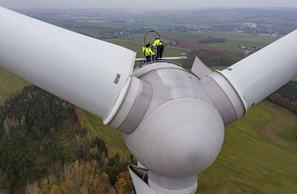 Fingridin mukaan Saksan esimerkki osoittaa, että suurenkin tuulivoimaosuuden kanssa tullaan toimeen. Kuvassa tuulivoimalaa huolletaan Bernsdorfissa Saksassa. 