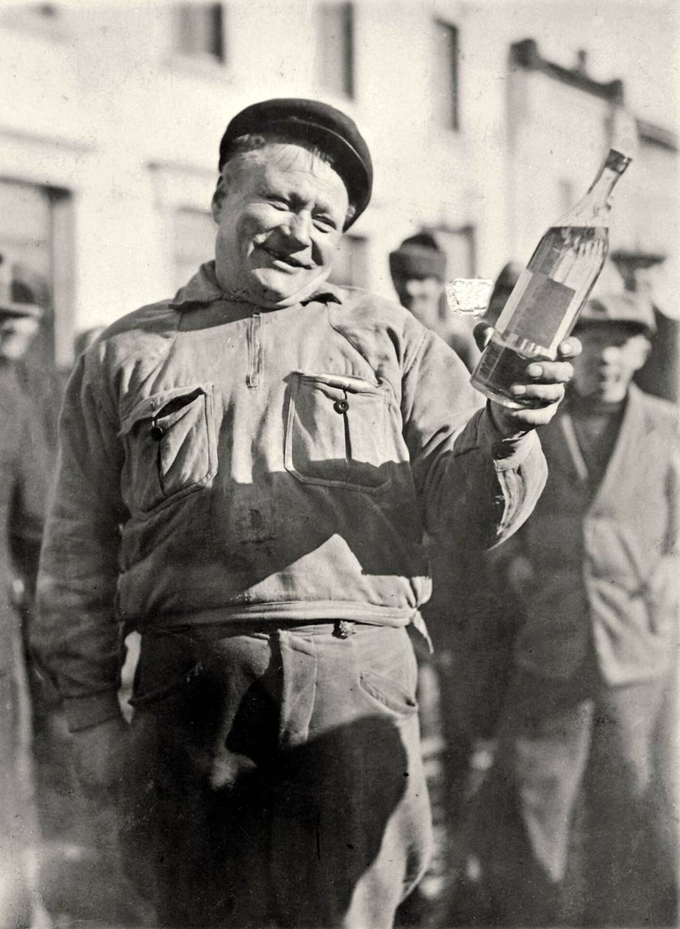 Iisalmen viinakaupan ensimmäinen asiakas, seppä Juho Aukusti Pirttiaho esittelee 5. huhtikuuta 1932 pulloaan, jossa on virolaista paloviinaa. 