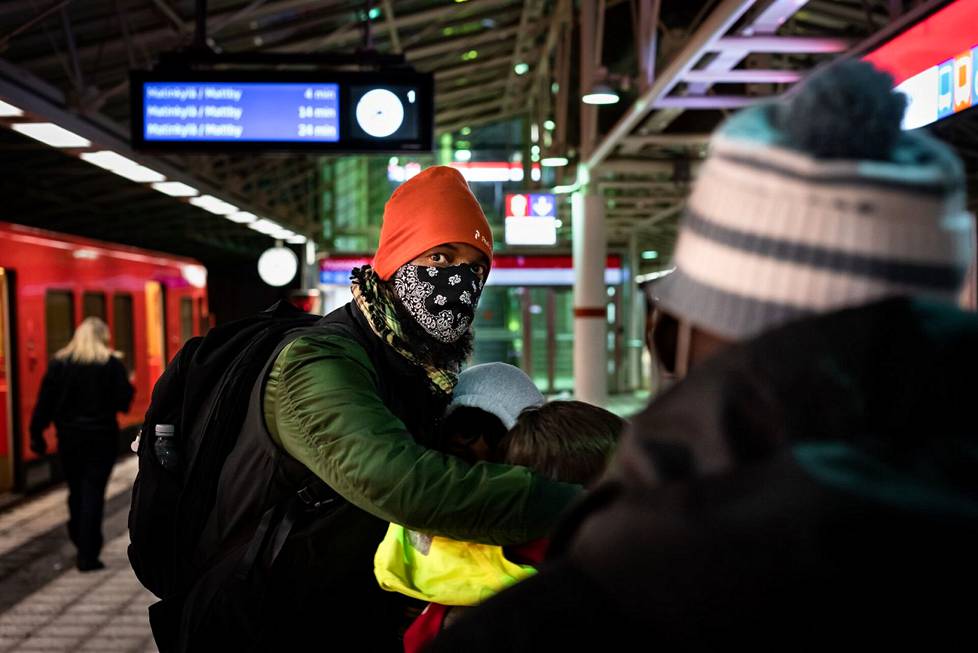 Helsingin kaupungin jalkautuva nuorisotyöntekijä Omar Abdi tuttujen lasten kanssa Vuosaaren metroasemalla.