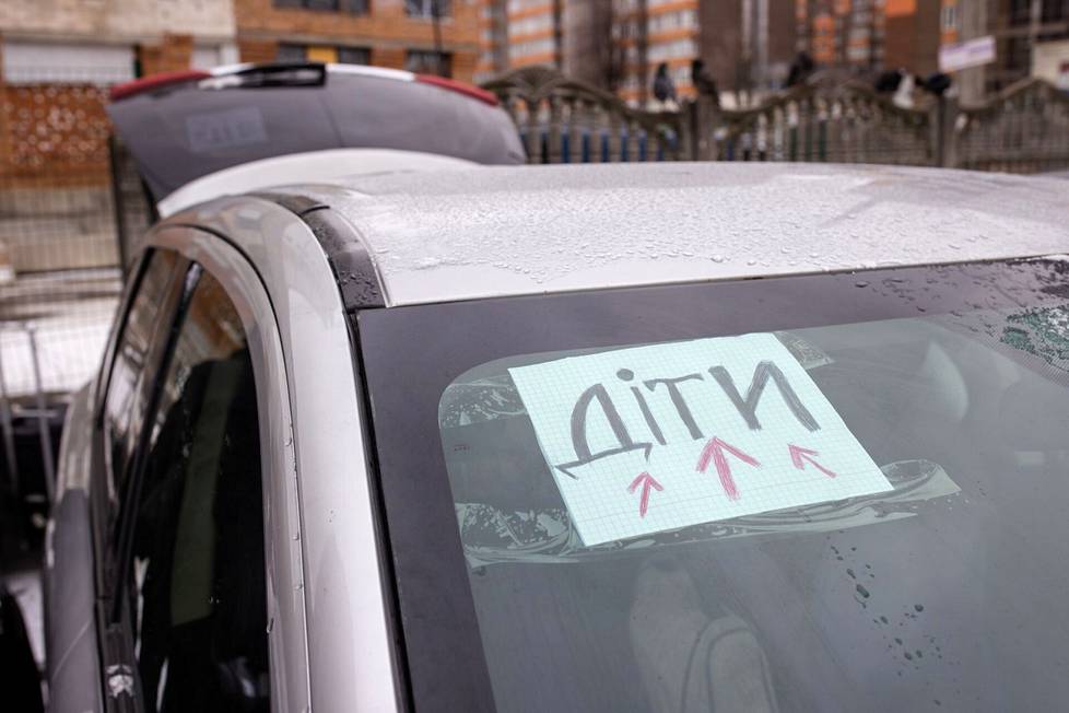 На лобовом стекле наклейка ”дiти”, указывающее на то, что в машине есть дети.