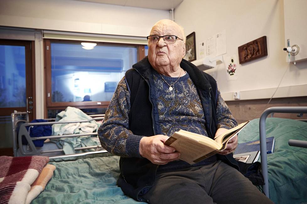 Valdemar Kuhmonen, 98, luki Georg Otsin elämäkertaa odottaessaan Tilda-puolison paluuta viereiseen vuoteeseen Oulunkylän kuntoutuskeskuksessa.