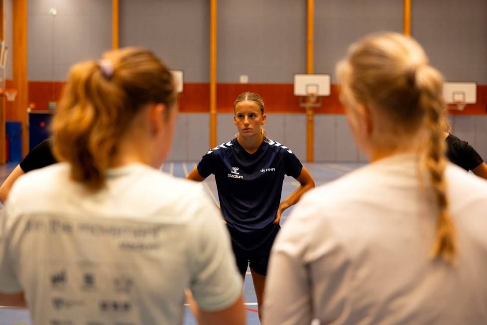 Linda Juvala trains with other young people from the handball academy no less than eight times a week. Sports practices are held in the Unisport hall in Kumpula.