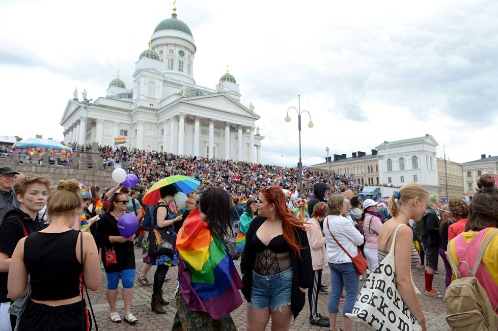 Suomi kuuluu vertailun suvaitsevimpien maiden joukkoon tuoreessa tutkimuksessa. Sen mukaan homo- ja biseksuaalisten miesten itsemurhariski on huomattavasti pienempi homoseksuaalisuuden hyväksyvissä kuin tuomitsevissa maissa. Kuvassa Pride-kulkueen osallistujia Helsingissä kesällä 2018.