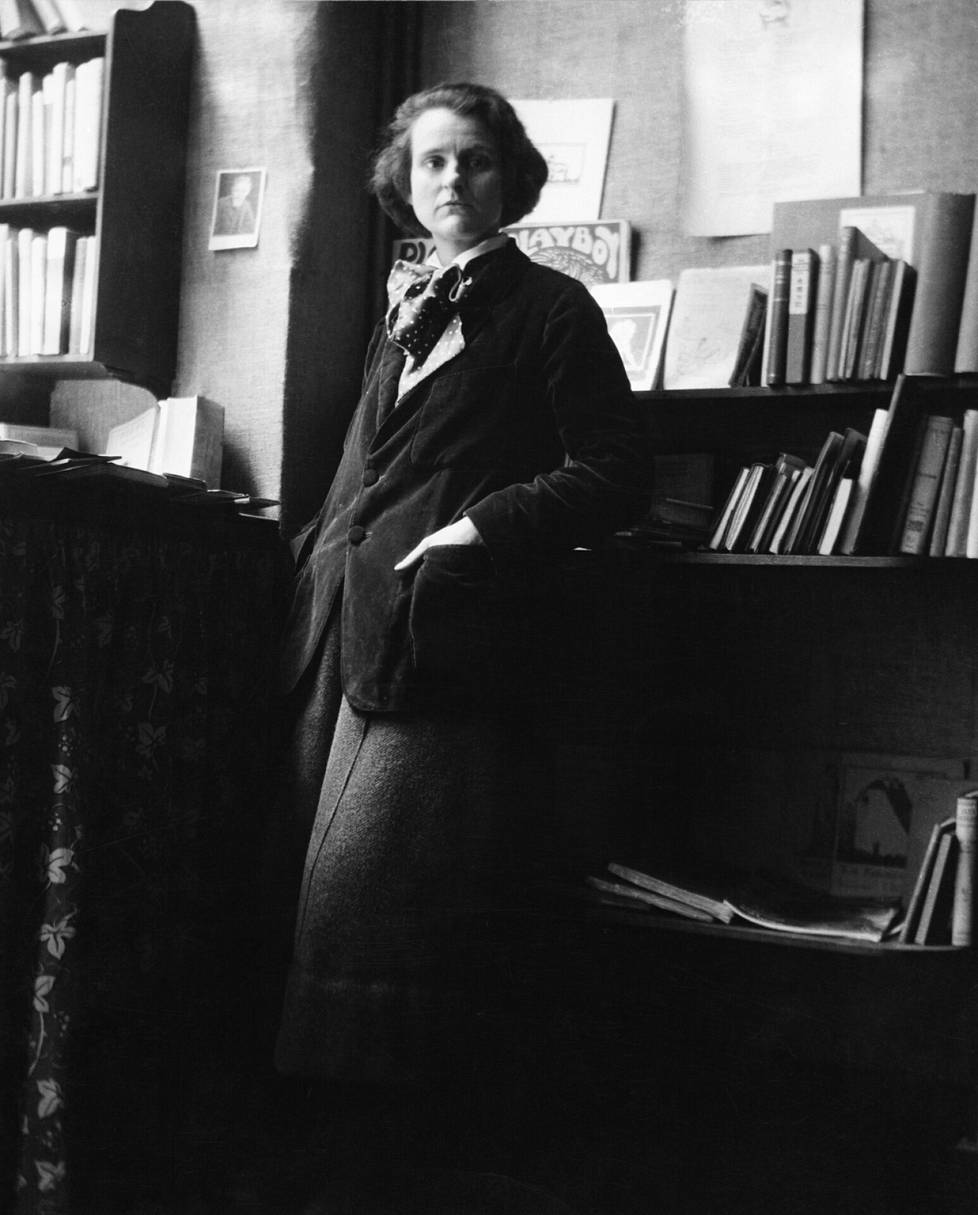 Sylvia Beach kirjakaupassaan Pariisissa vuonna 1919. 