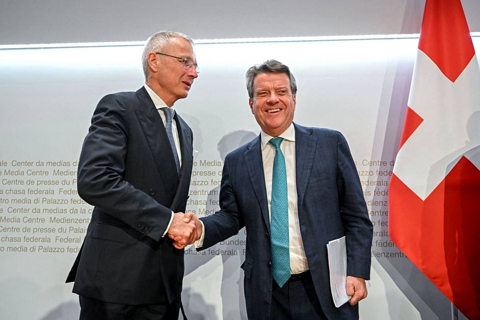 Credit Suissen hallituksen puheenjohtaja Axel Lehmann (vas.) kätteli UBS:n hallituksen puheenjohtajaa Colm Kelleheriä sunnuntaina.