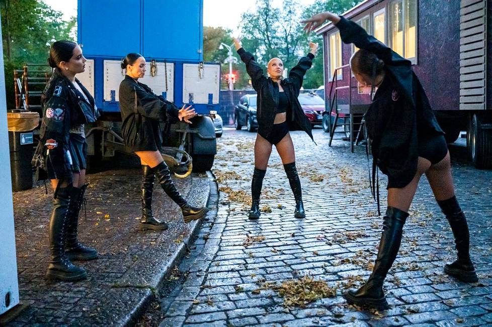 Warming up before the gig is quick, because at this point in the summer, the choreography is deep in the muscle memory.  In the picture, from the left, are Abreu, Anni Minkkinen, Anniina Raittinen and Minttu Köykkä.