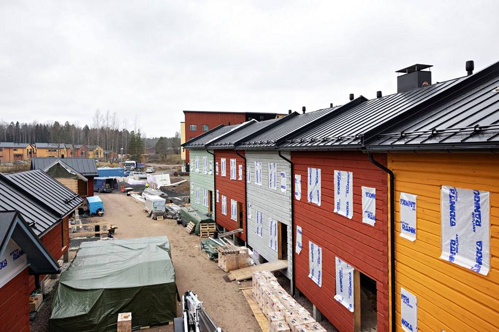 Normaalit energiatehokkuusvaatimukset eivät koske massiivipuusta rakennettavia taloja. Hirsitaloja rakenteilla Helsingin Honkasuolla. Näiden talojen on tarkoitus yltää parhaaseen A-energialuokkaan. 