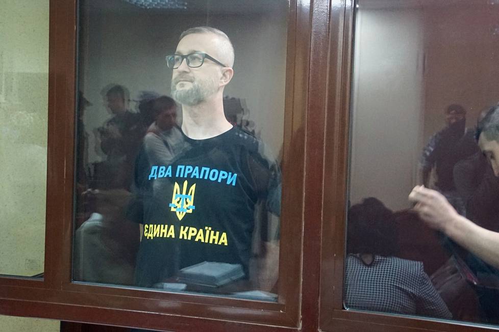 Nariman Dželjal oli oikeudessa pukeutunut t-paitaan, jossa tataarien tunnus yhdistyi Ukrainan vaakunaan: ”Kaksi vaakunaa, yhteinen alue.”