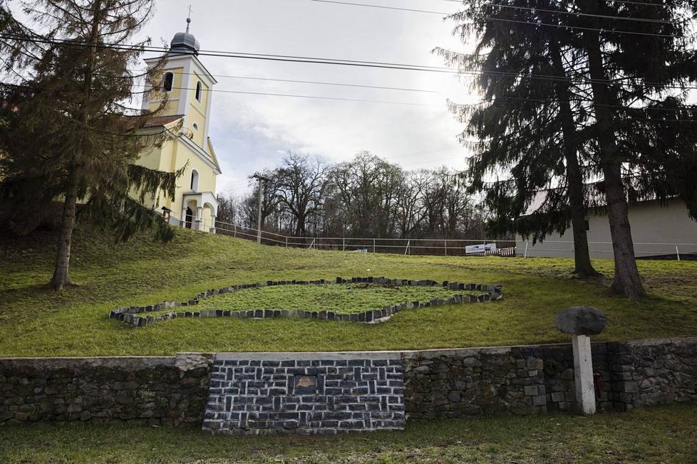 Somosköújfalun kylän muistomerkki näyttää Unkarin suuruutensa päivinä, ennen ensimmäisen maailmansodan jälkeisiä aluemenetyksiä.