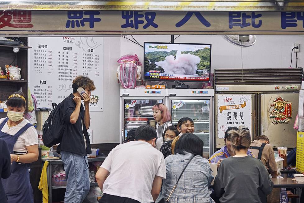 Taipeilaisen nuudelikaupan televisionäytöllä tuli uutislähetys Kiinan sotaharjoituksista perjantaina.