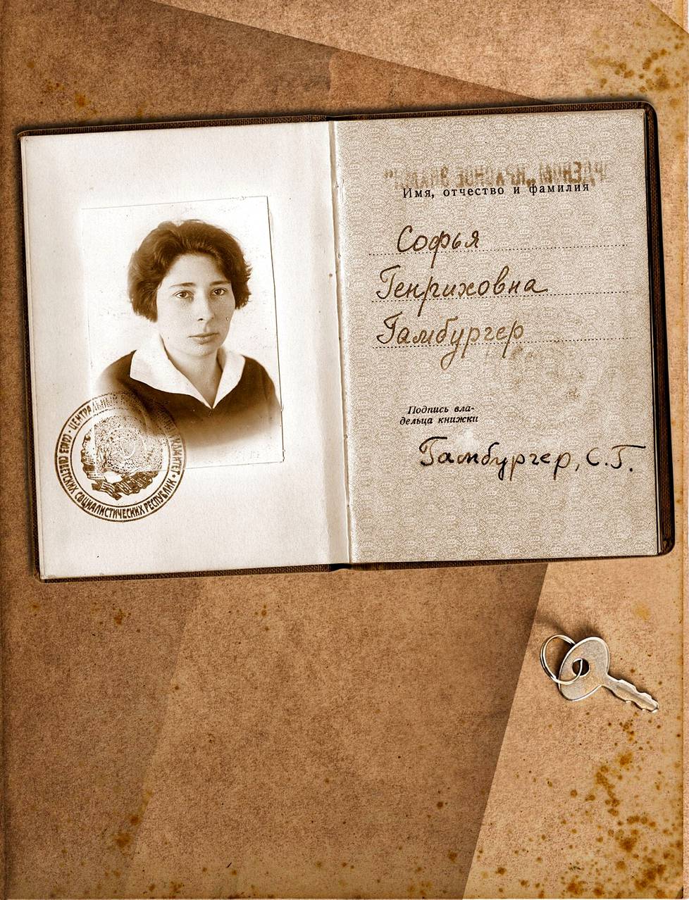 Neuvostoliiton sotilastiedustelun vakoojalle Ursula Hamburgerille (omaa sukua Kuczynski) eli koodinimi Sonjalle myönnettiin merkittävä punalippu-kunniamerkki Moskovassa vuonna 1937.