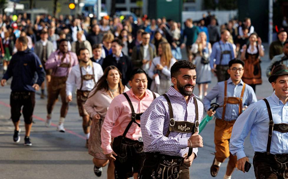 Avajaisiin pyrkivät festivaalivieraat juoksivat kohti oluttelttaa.