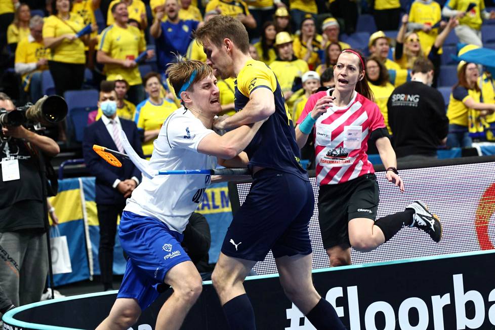 Peter Kotilainen ja Ruotsin Tobias Gustafsson kamppailivat salibandyn MM-finaalissa. 