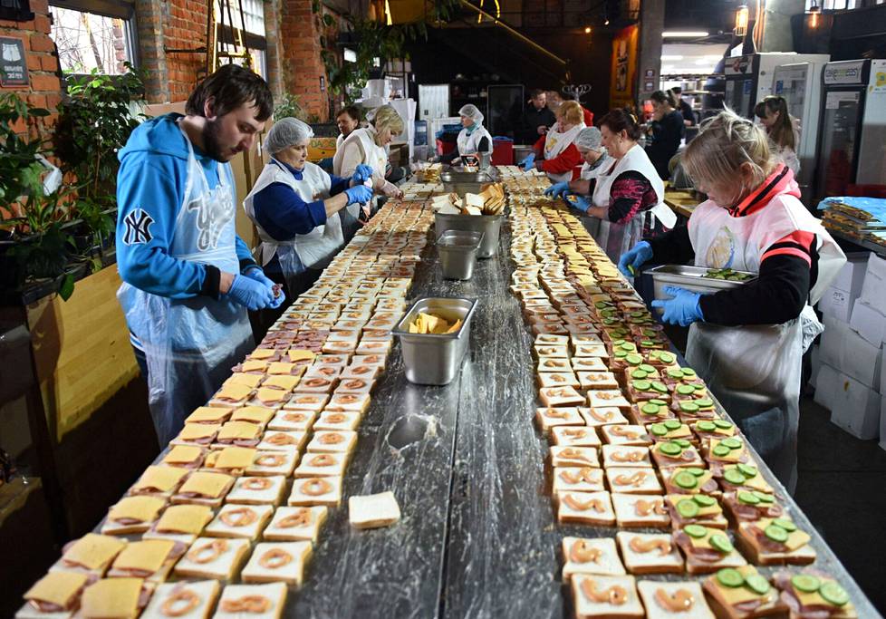 Lvivissä tehtiin voileipiä ukrainalaisille sotilaille ja pakolaisille.